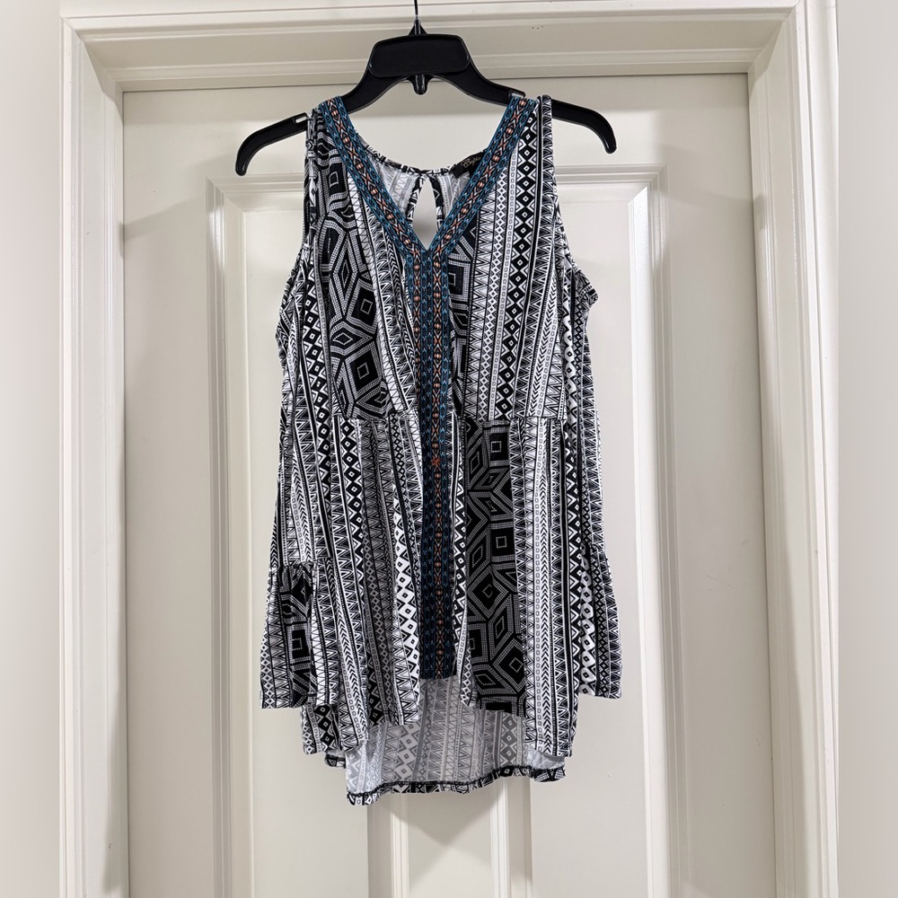 Cupio Black and White Geometric Sleeveless Top